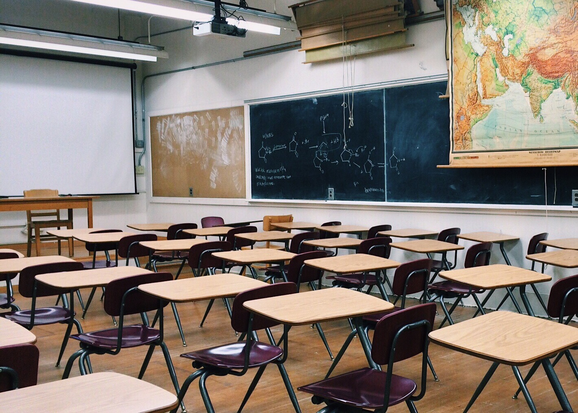 Classroom equipped with functional and ergonomic furniture, designed to enhance the learning environment.